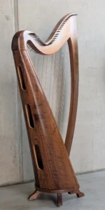 „Cadiz“ #303 in Nussbaum, Darmsaiten